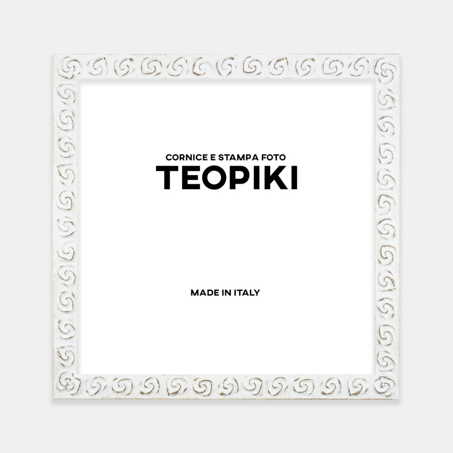 Cornice bianca con fiori in rilievo