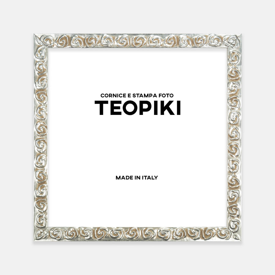 Cornice con fiori in rilievo color argento caldo