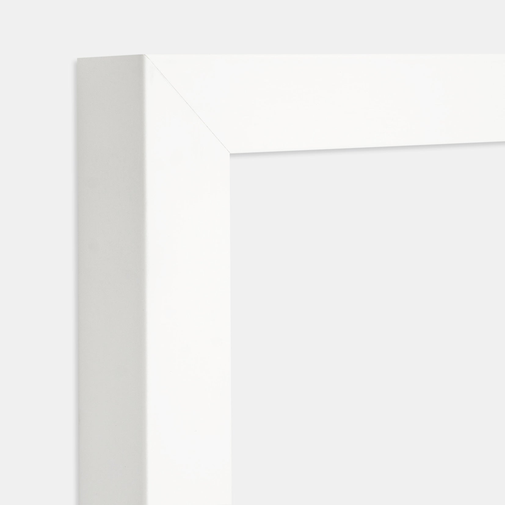 Cornice bianca laccata moderna