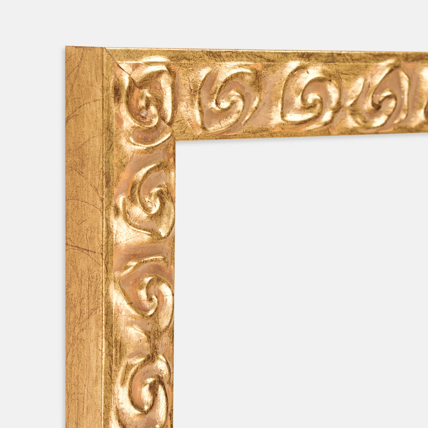 Cornice con fioritura dorata in stile